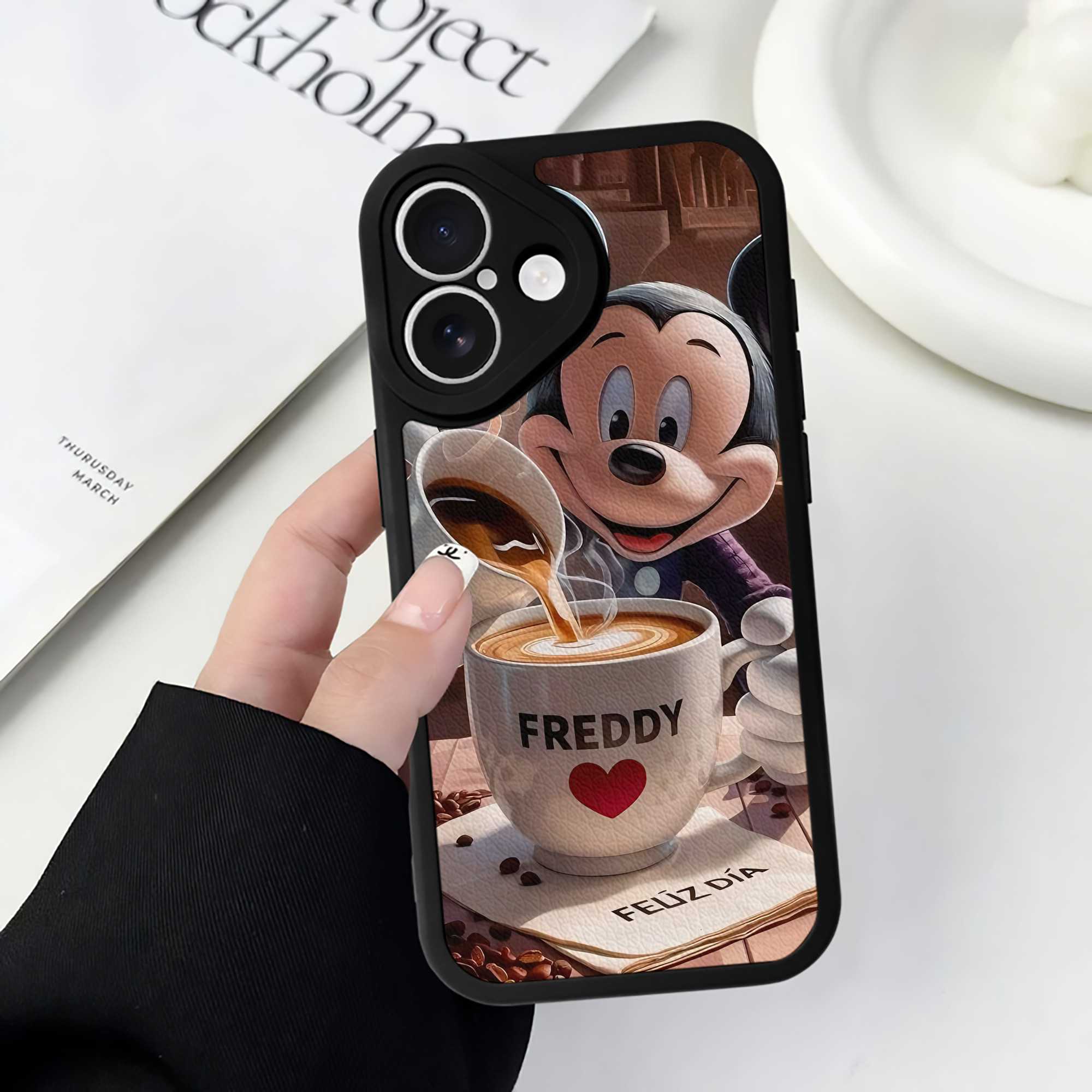 （画像用） ミッキーマウス Mickey Mouse 【iPhone 16シリーズ対応】シリコンスマホケース（レザー調） 材質：シリコン